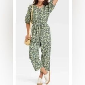 Universal Threads green floral jumpsuit. Women’s size medium